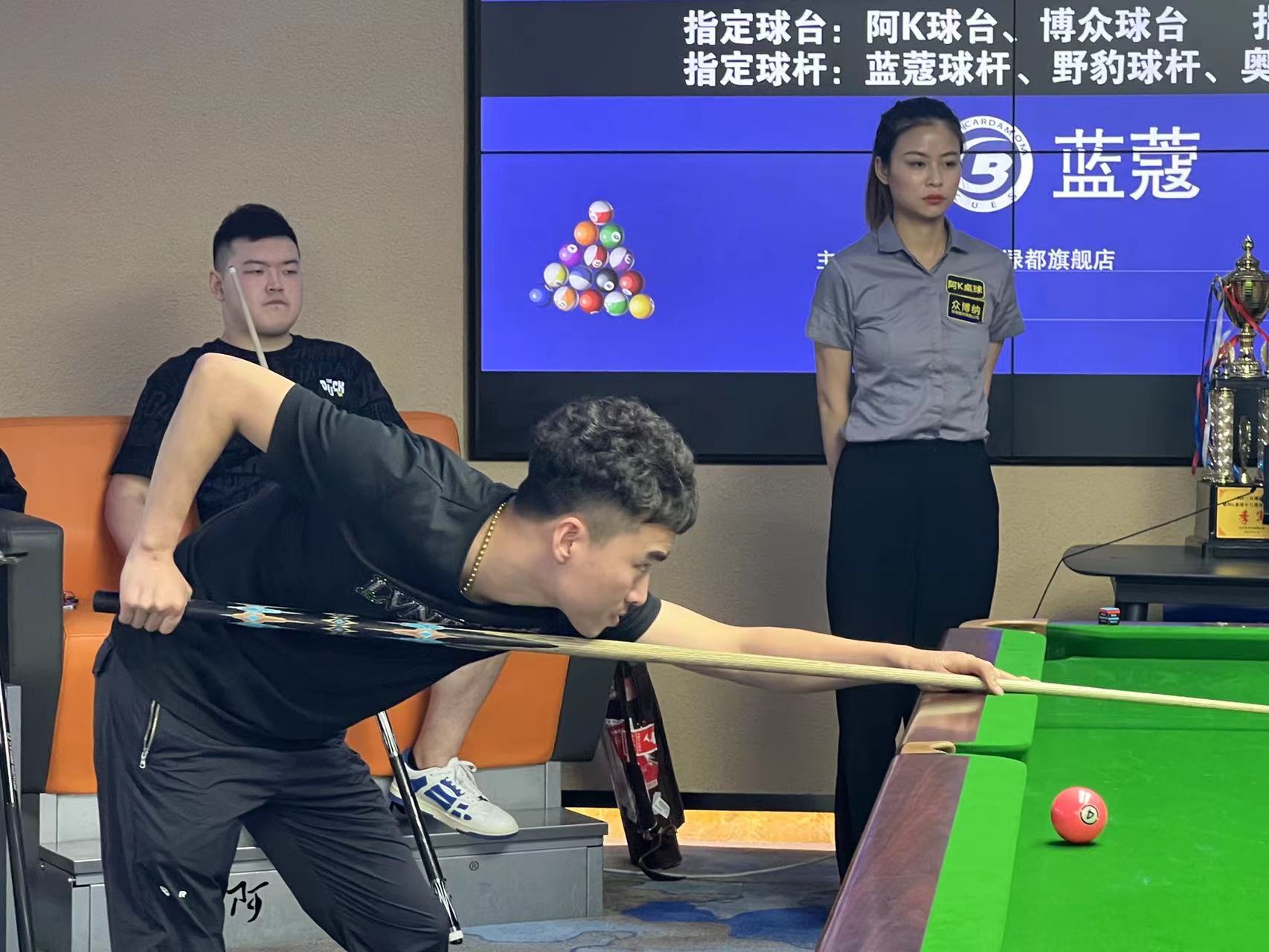 受广大球迷 受广大球迷